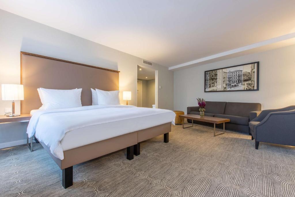 Postel nebo postele na pokoji v ubytování Radisson Blu Hotel Schwarzer Bock Wiesbaden