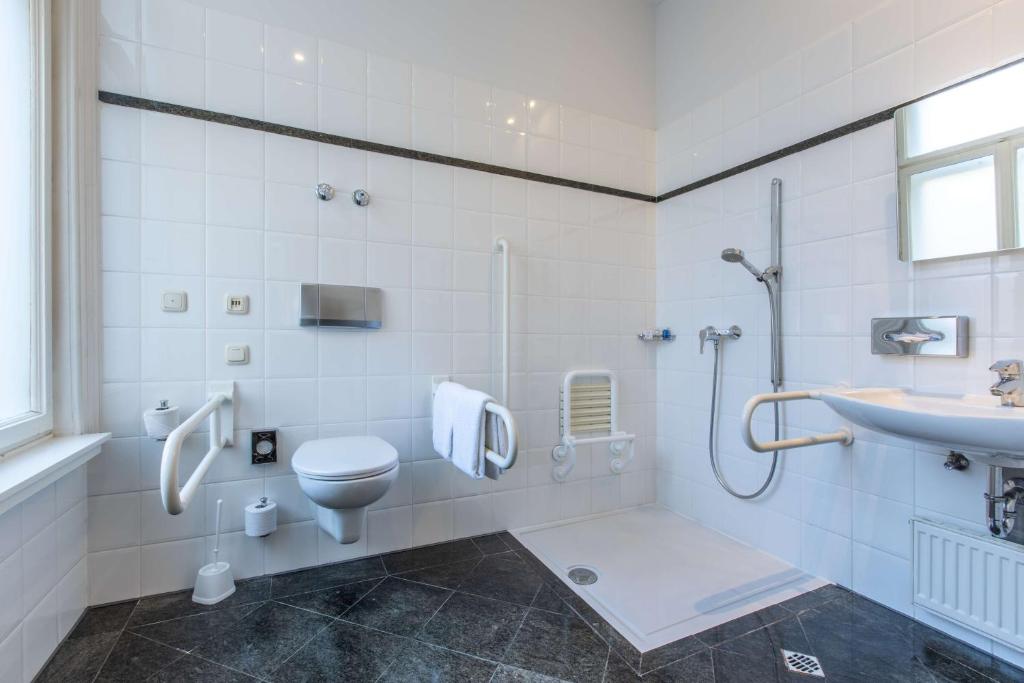 Koupelna v ubytování Radisson Blu Hotel Schwarzer Bock Wiesbaden