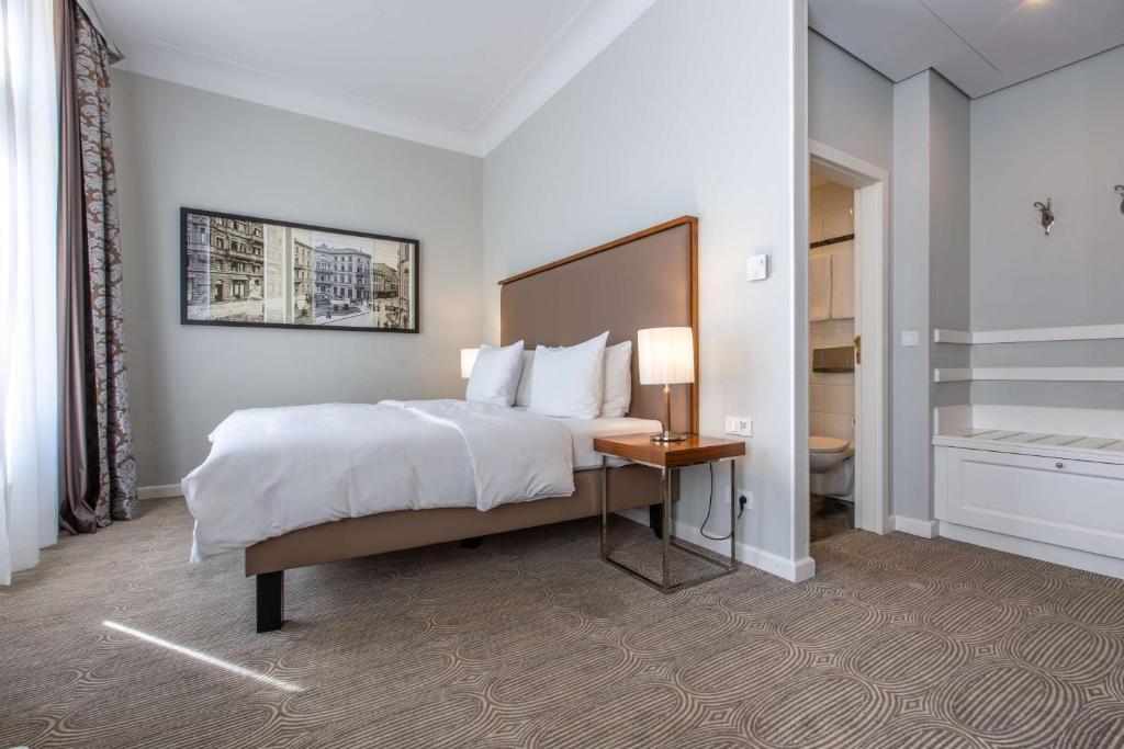 Postel nebo postele na pokoji v ubytování Radisson Blu Hotel Schwarzer Bock Wiesbaden