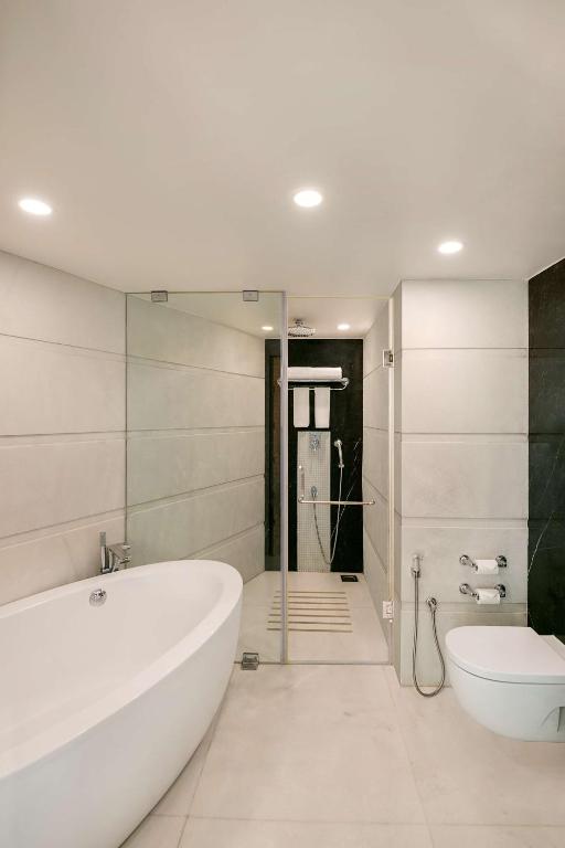 Koupelna v ubytování Radisson Blu Hotel Ahmedabad