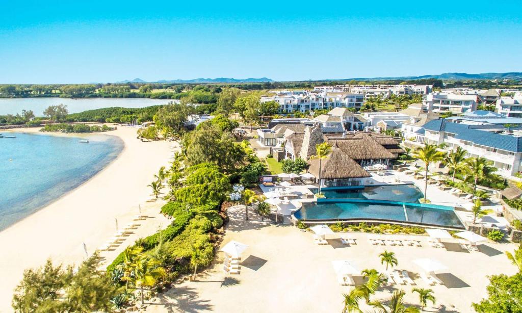 Roches Noires的住宿－布魯阿祖裡麗笙度假酒店及水療中心，享有度假村和海滩的空中景致