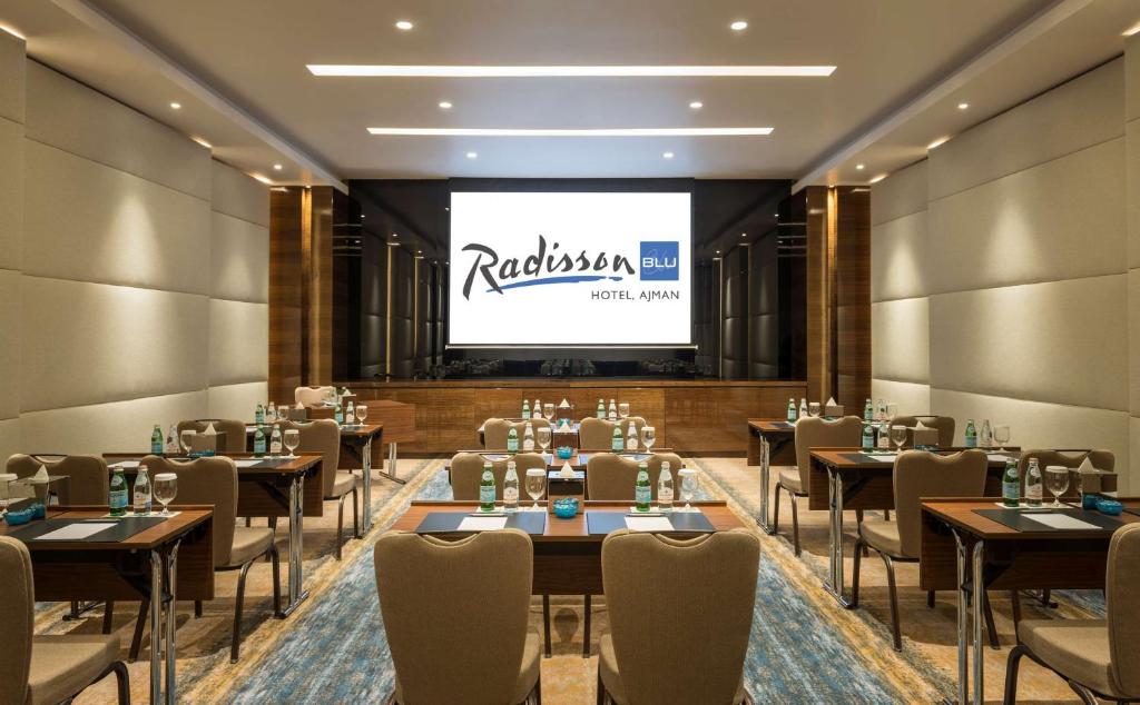 Posezení v ubytování Radisson Blu Hotel, Ajman