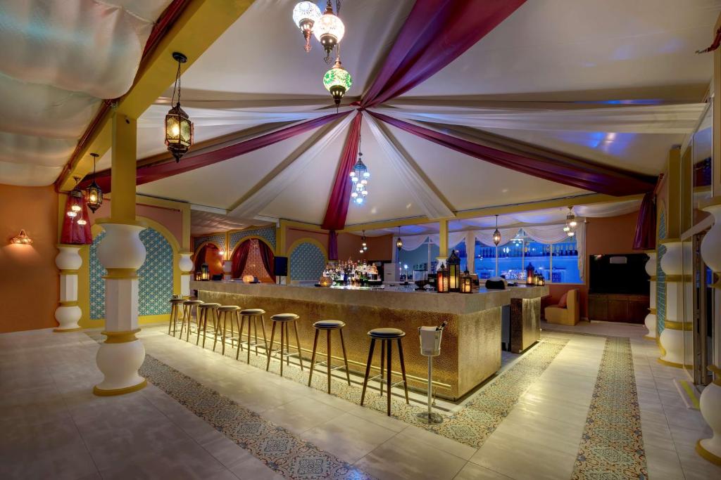 Lounge nebo bar v ubytování Radisson Blu Hotel, Ajman