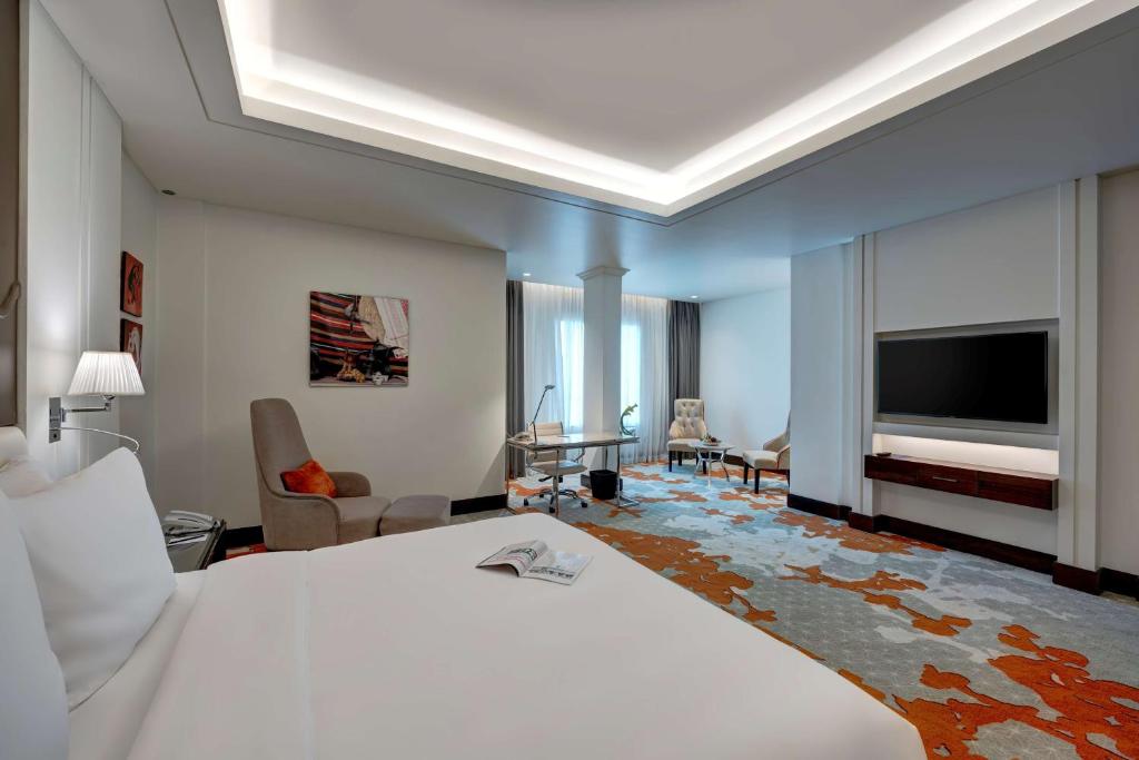 TV a/nebo společenská místnost v ubytování Radisson Blu Hotel, Ajman