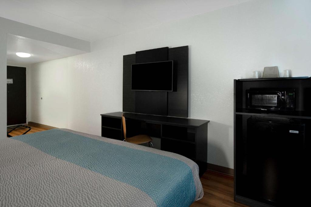 Motel 6-Merrillville, IN - Habitación Deluxe Con Cama Extragrande