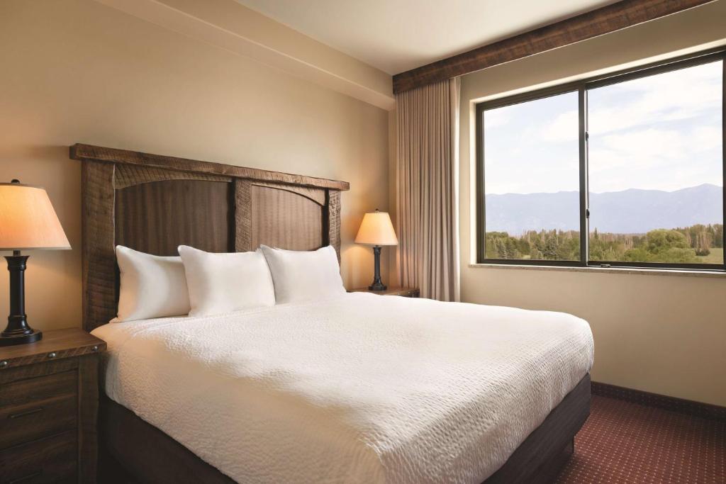 Säng eller sängar i ett rum på Glacier International Lodge