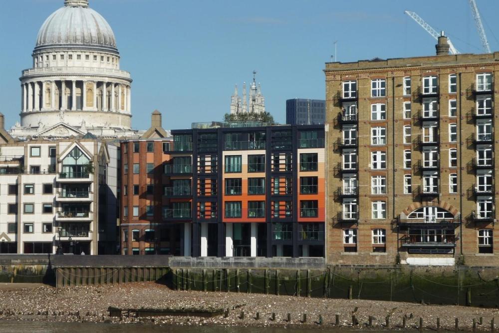een uitzicht op een stad met een gebouw met een koepel bij Modern Apartment in Central London By River Thames in Londen
