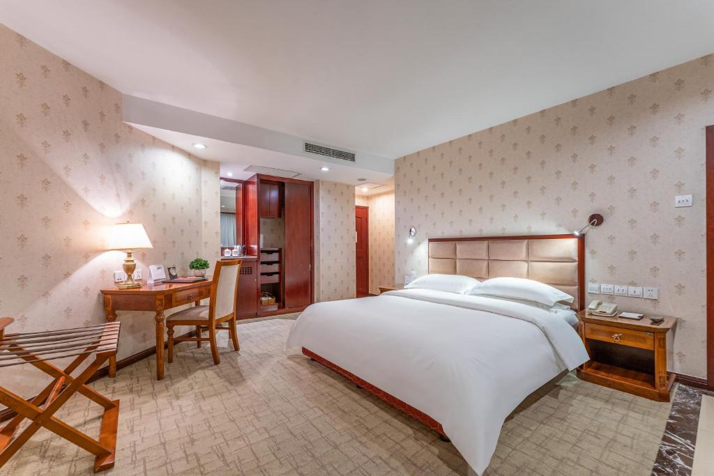Postel nebo postele na pokoji v ubytování Baoding Zhong Yin Hotel