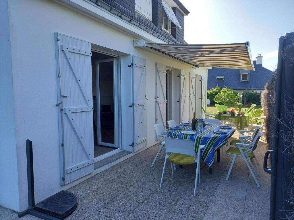 a patio with a table and chairs on a building at Comfortable holiday home between Cote Sauvage and sandy beaches in Saint-Pierre-Quiberon