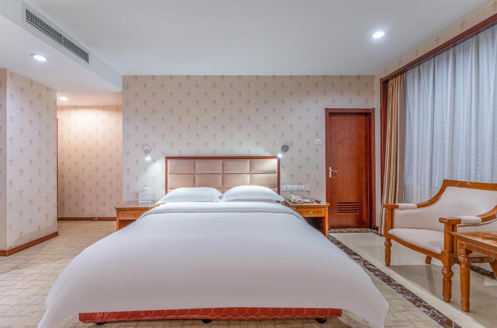 Postel nebo postele na pokoji v ubytování Baoding Zhong Yin Hotel