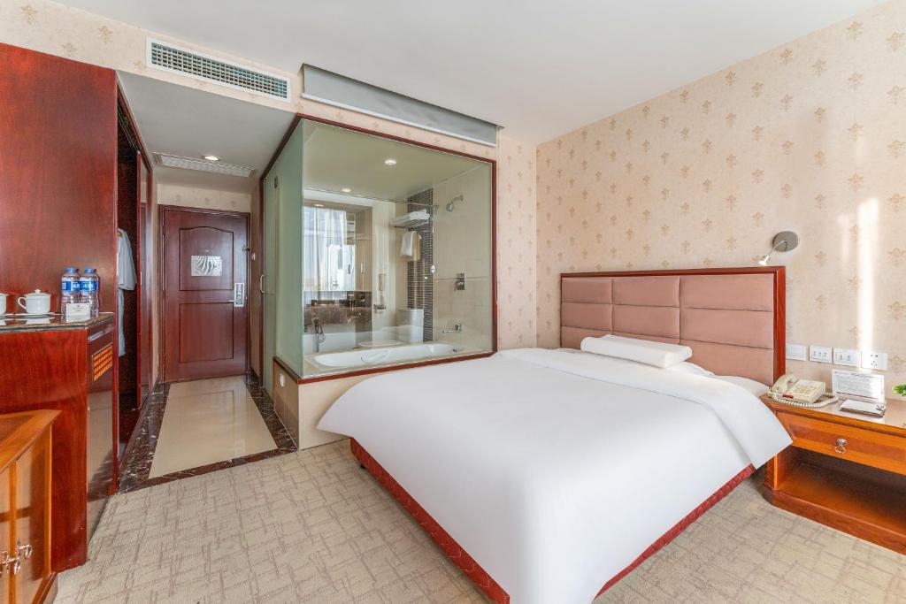 Postel nebo postele na pokoji v ubytování Baoding Zhong Yin Hotel