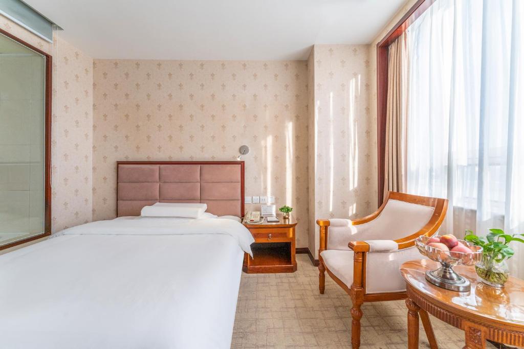 Postel nebo postele na pokoji v ubytování Baoding Zhong Yin Hotel