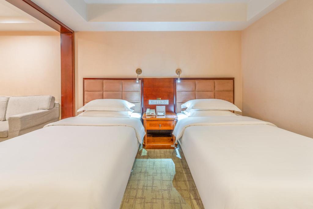 Postel nebo postele na pokoji v ubytování Baoding Zhong Yin Hotel