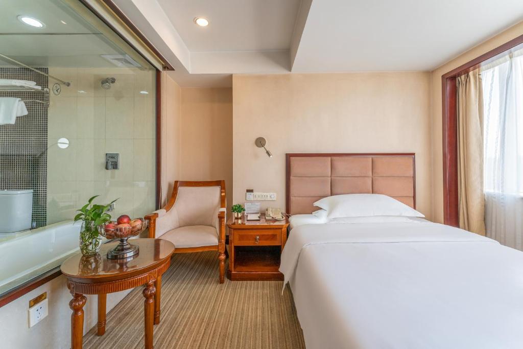 Postel nebo postele na pokoji v ubytování Baoding Zhong Yin Hotel