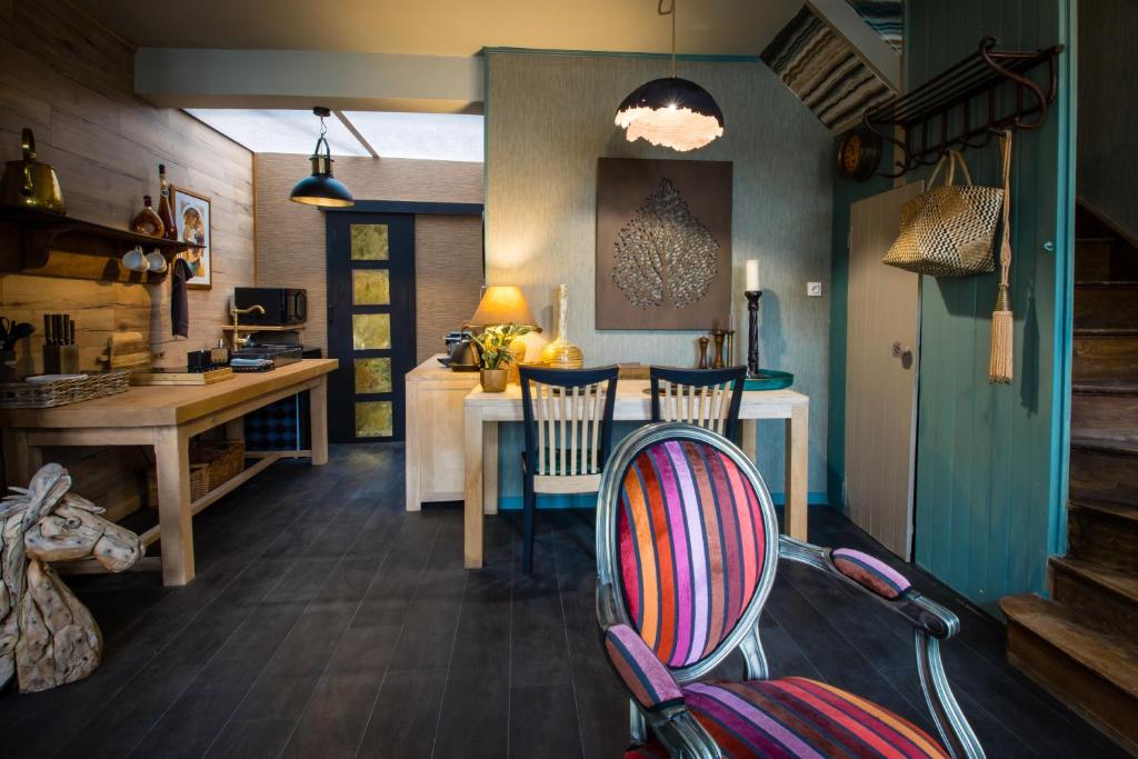 cocina con mesa y sillas en una habitación en Cosy Central House with luxury jacuzzi bath, en Hesdin