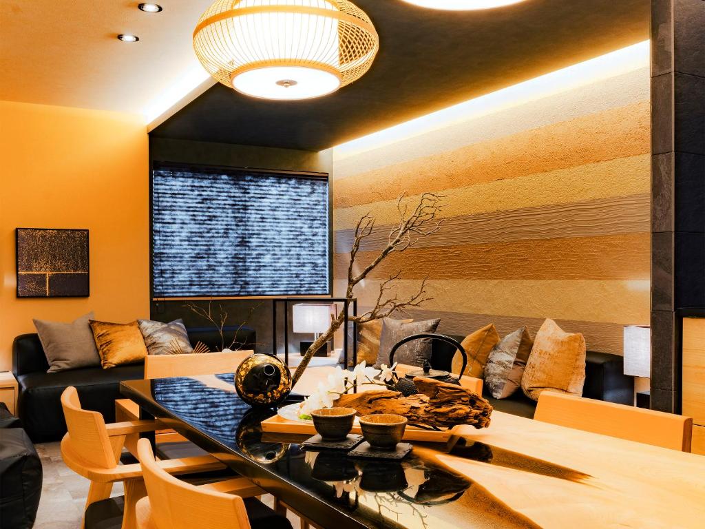 ein Wohnzimmer mit einem Tisch und einem Sofa in der Unterkunft SAMURAI HOUSE Ⅲ in Nagoya