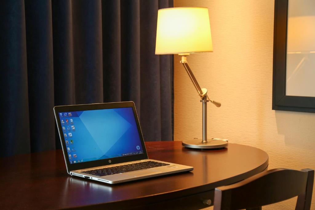 TV a/nebo společenská místnost v ubytování ANA Crowne Plaza Okayama by IHG