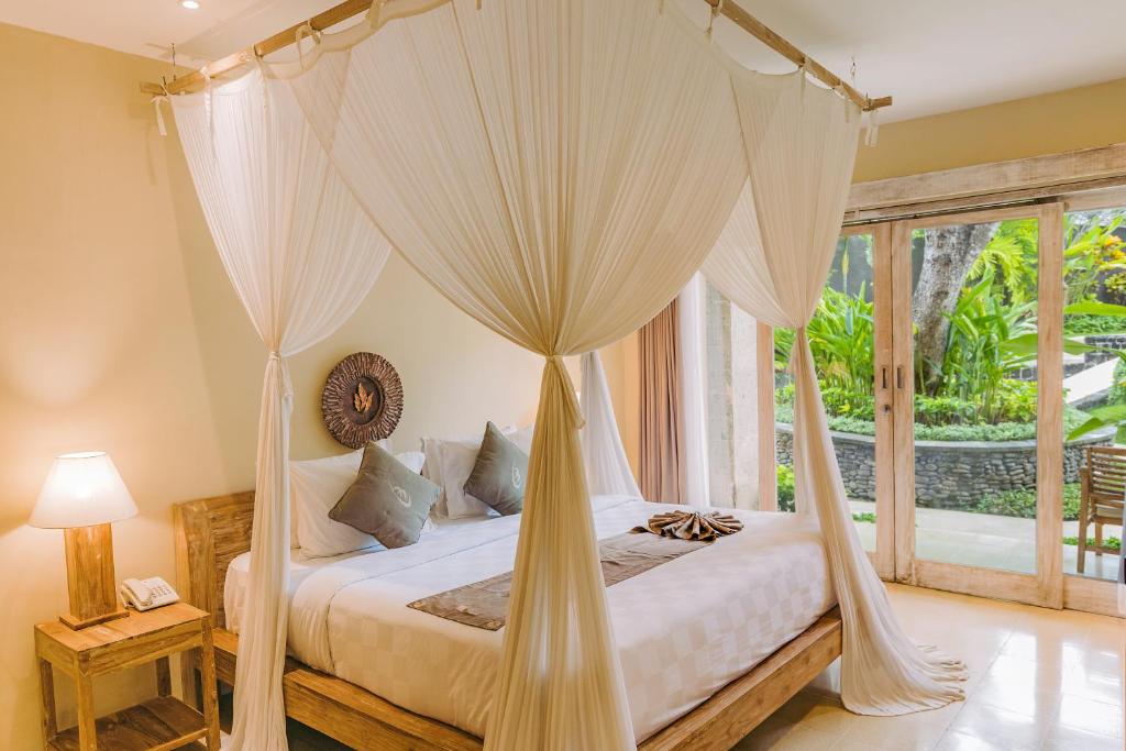 Postel nebo postele na pokoji v ubytování La Berceuse Resort and Villa Nusa Dua by Taritiya Collection