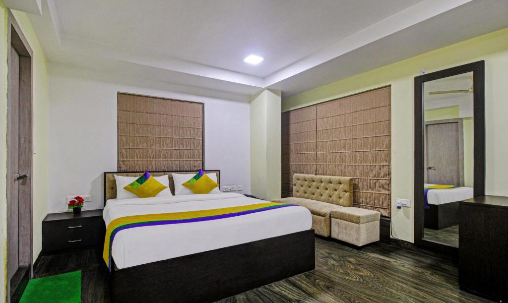 um quarto de hotel com uma cama e um sofá em Itsy By Treebo - Reotel em Calcutá