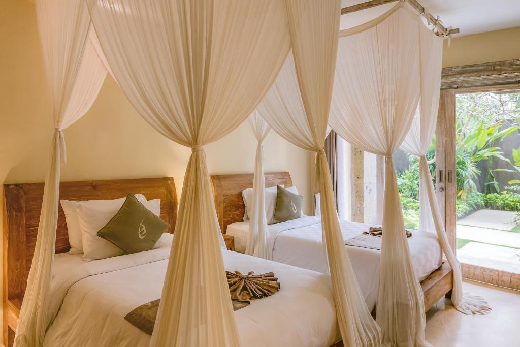 Postel nebo postele na pokoji v ubytování La Berceuse Resort and Villa Nusa Dua by Taritiya Collection