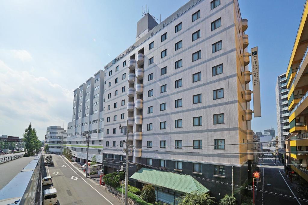 東京にあるチサン ホテル 蒲田の道路横の大きな白い建物