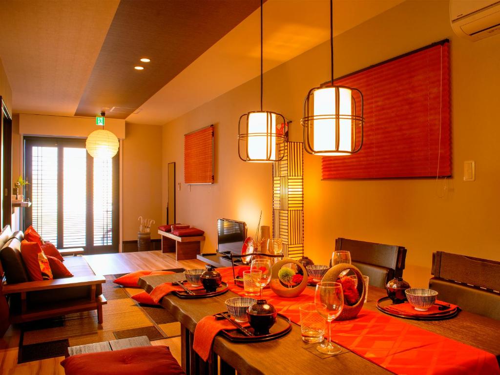 名古屋市にあるSAMURAI HOUSEのリビングルーム(テーブル、椅子、照明付)