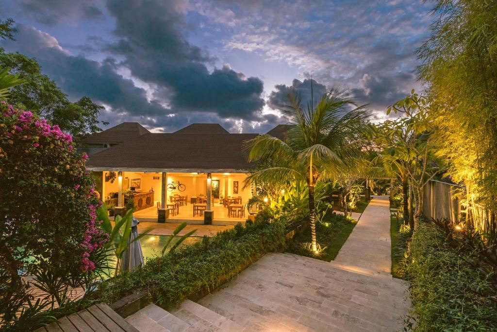 Zahrada ubytování La Berceuse Resort and Villa Nusa Dua by Taritiya Collection