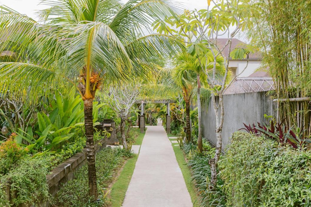 Zahrada ubytování La Berceuse Resort and Villa Nusa Dua by Taritiya Collection