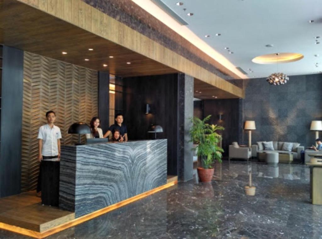 een groep mensen aan een balie in een lobby bij U Residence 2 by Ana Room in Tangerang