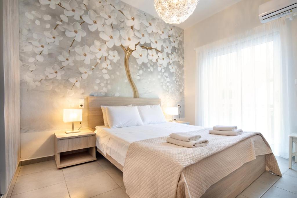 een slaapkamer met een bed met een bloemenmuur bij Casa Gardenia in Chania
