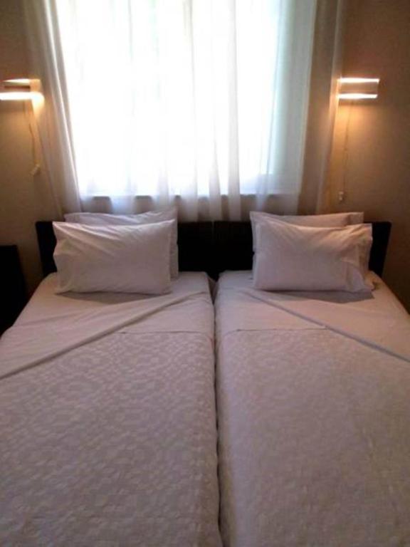 Postel nebo postele na pokoji v ubytování Ermis