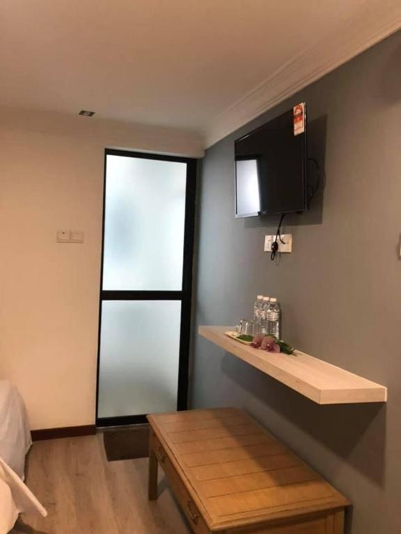 TV a/nebo společenská místnost v ubytování Kapit Hotel