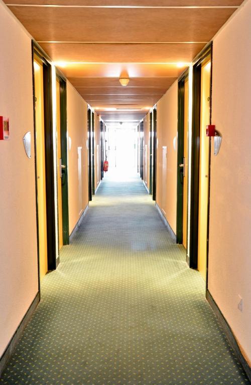 a hallway of an office building with a long corridor at Mister Bed Chambray Les Tours in Chambray-lès-Tours