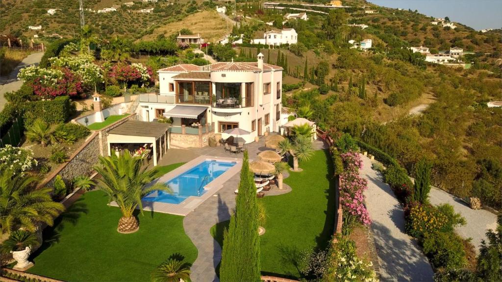 - une vue aérienne sur une maison avec une piscine dans l'établissement Exceptional Costa del Sol villa for 8, Hi spec, Tranquil setting, Amazing views. Heated pool., à Torrox