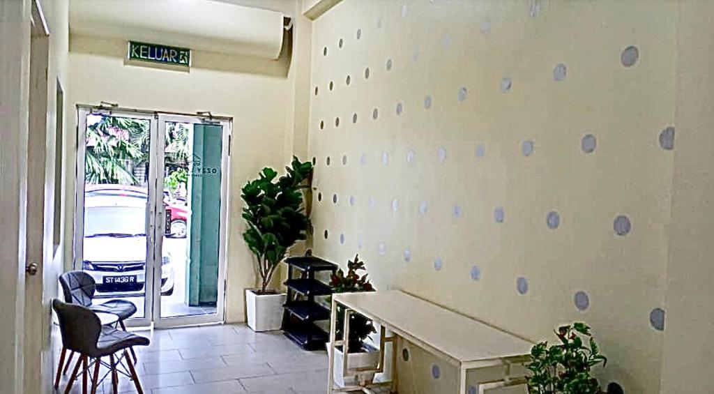 a room with a wall with blue dots on it at Ozzy Lodge Semporna in Semporna