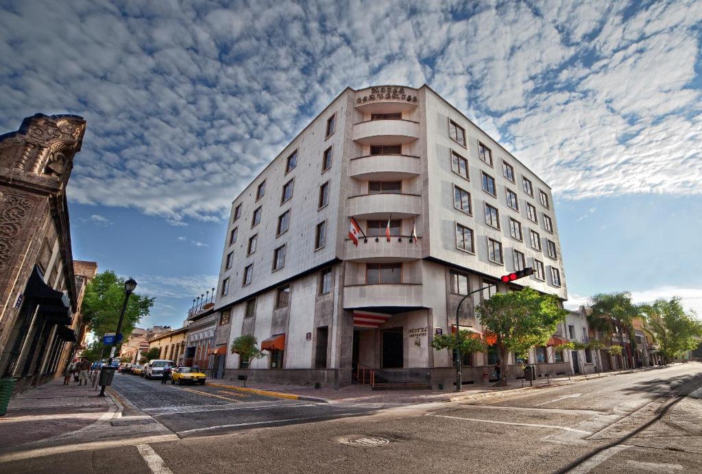 un edificio en la esquina de una calle de la ciudad en Hotel Cervantes, en Guadalajara