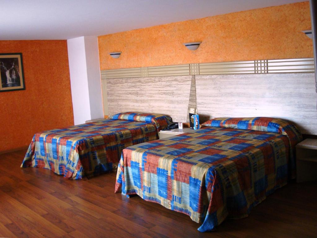 Postel nebo postele na pokoji v ubytování Hotel Cervantes