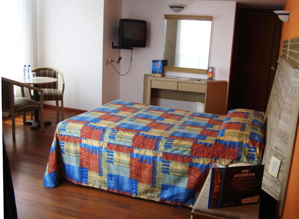 Postel nebo postele na pokoji v ubytování Hotel Cervantes