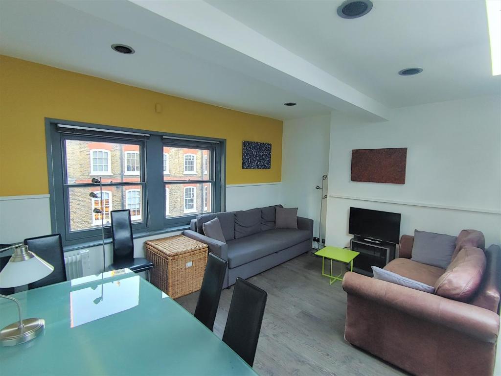 ロンドンにあるStylish apartment near Carnaby Streetのリビングルーム(ソファ、テーブル付)