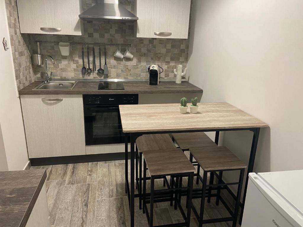 A kitchen or kitchenette at Room27