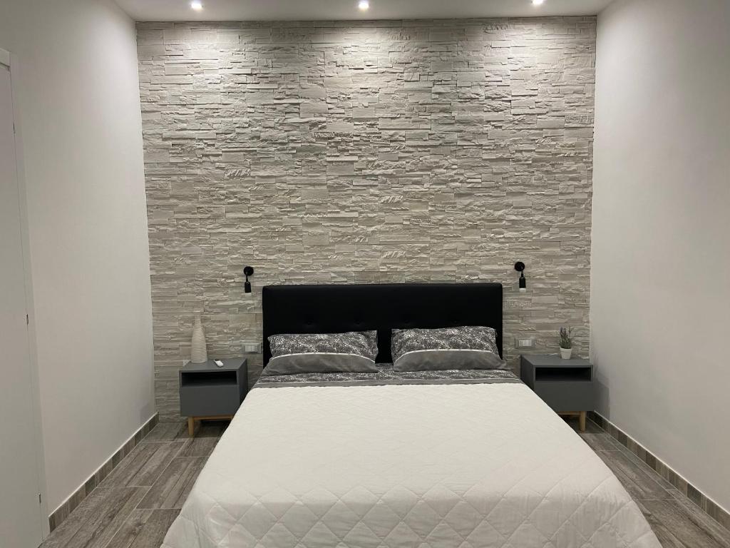 A bed or beds in a room at Room27