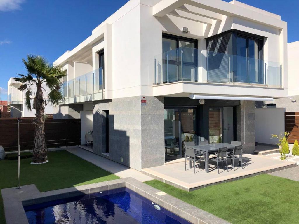 una villa con piscina di fronte a una casa di Elegant House with Pool in Vistabella a Vistabella