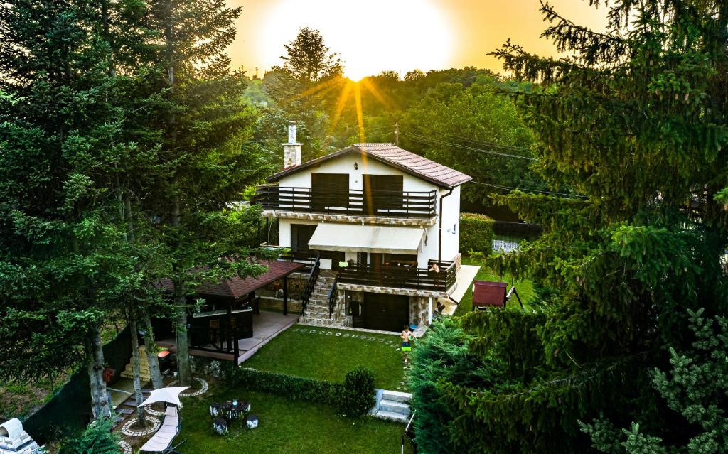 una vista aérea de una casa en medio de un patio en Къща за гости Вила Теkето I Family Guest House Villa Teketo, en Nikolovo