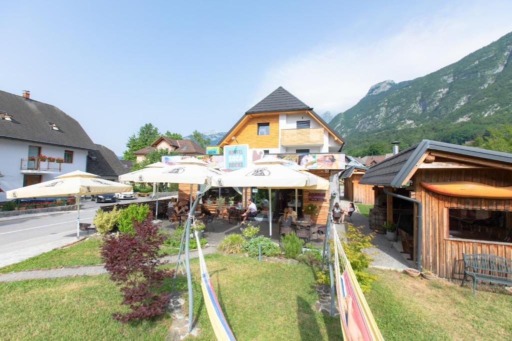 Nespecifikovaný výhled na hory nebo výhled na hory při pohledu z hostelu