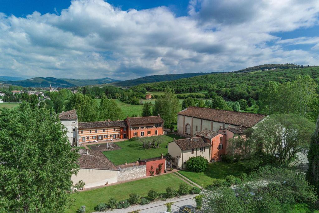 eine Luftansicht eines Dorfes in den Hügeln in der Unterkunft Musella Winery & Relais in San Martino Buon Albergo