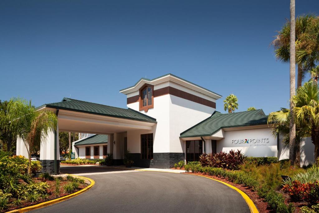 uma estrada sinuosa em frente a um hotel com palmeiras em Four Points by Sheraton Orlando Convention Center em Orlando