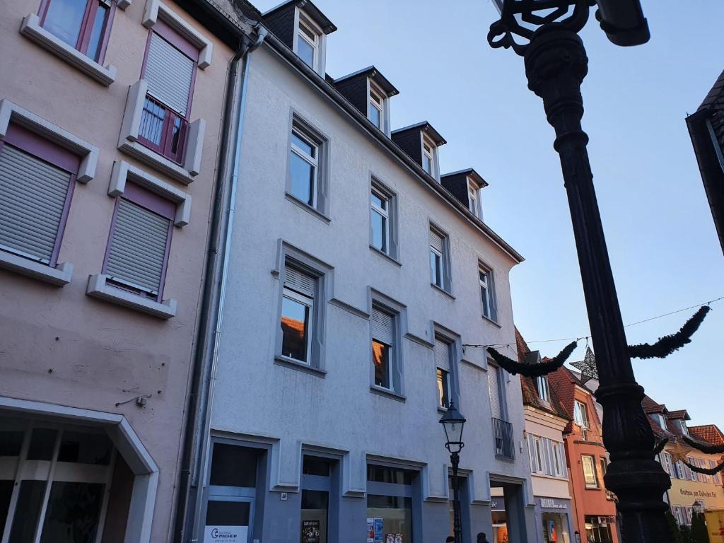 ein Straßenlicht vor einem Gebäude in der Unterkunft Gästehaus Windheim Ettlingen Stadt in Ettlingen