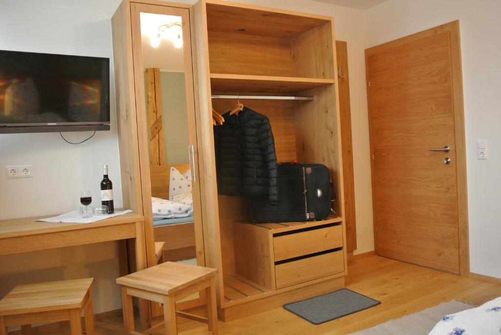TV a/nebo společenská místnost v ubytování Haus Fischer Nassfeldblick