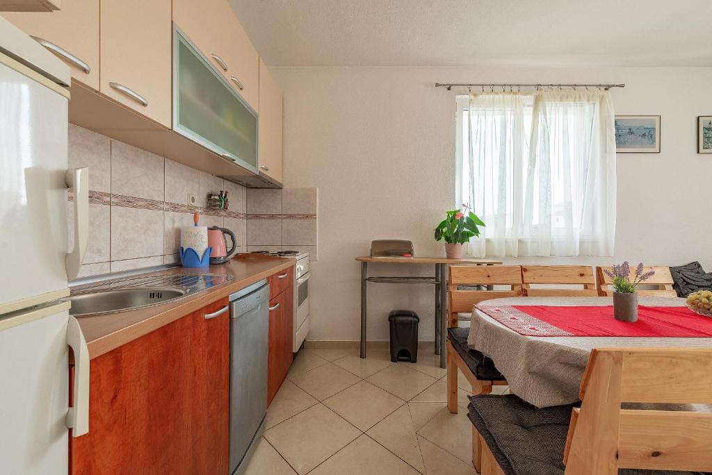 Kuchyňa alebo kuchynka v ubytovaní Apartments Roje