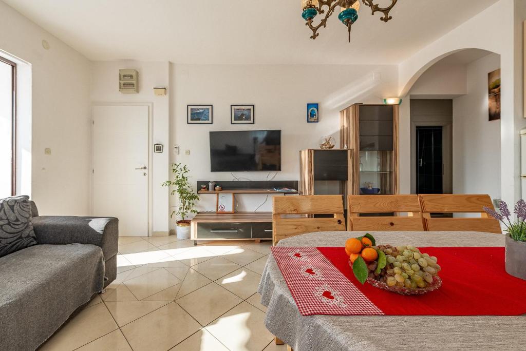 Televízia a/alebo spoločenská miestnosť v ubytovaní Apartments Roje
